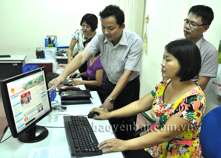 Đồng chí Hà Ngọc Văn - Ủy viên Ban Chấp hành Đảng bộ tỉnh, Giám đốc Sở TT - TT kiểm tra nghiệp vụ tại các bộ phận chuyên môn của Sở.